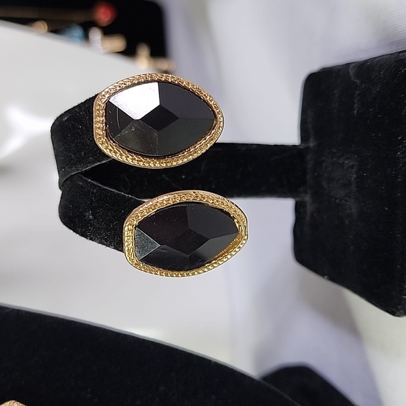 Gold Double Chain with Black Acrylic Faceted Stones Bib Necklace Earrings Set - Picture 4 of 7